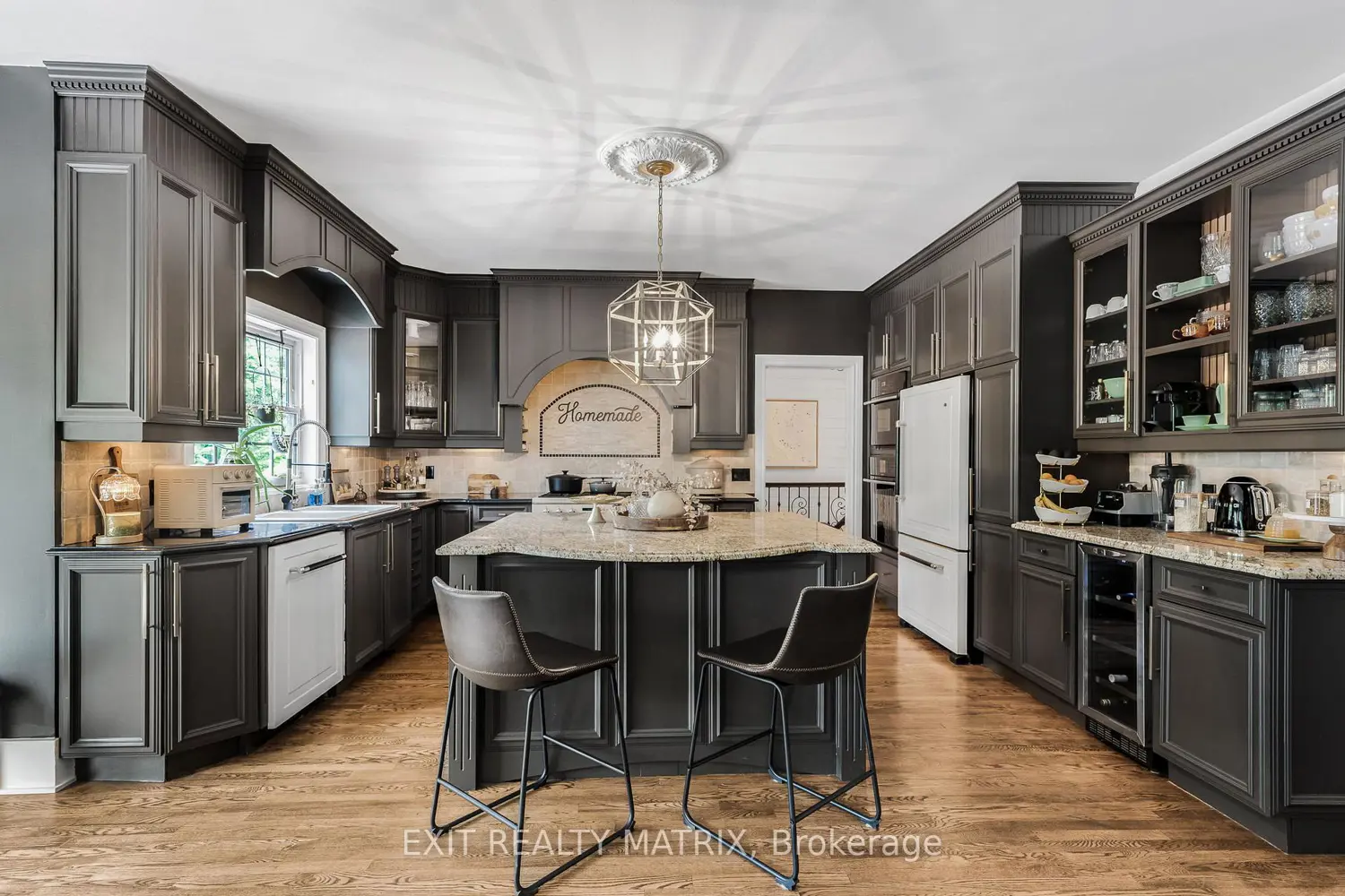 1271 Georges Vanier Drive photo 4