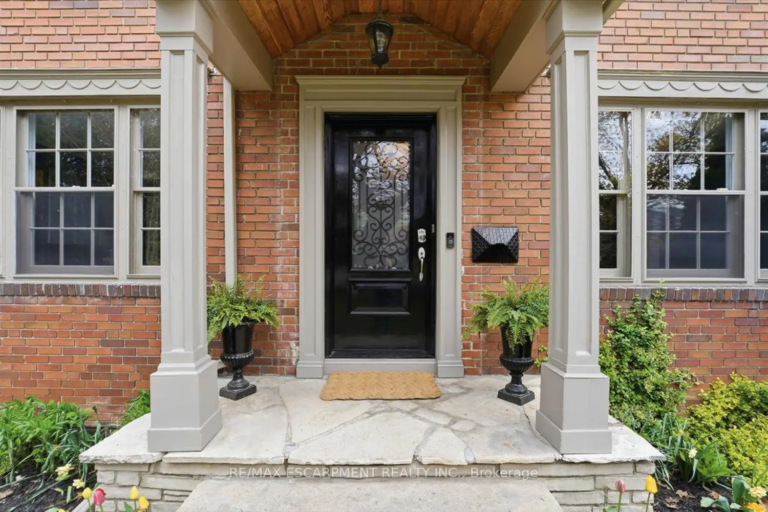 242 The Kingsway photo 3