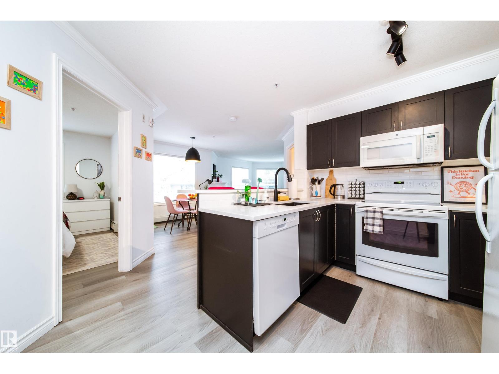 303-9938 104 Street NW, Edmonton, AB, T5K2X7