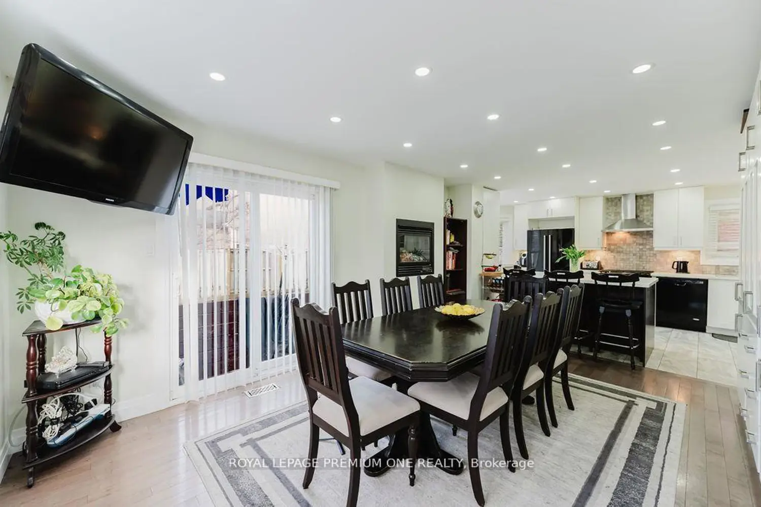 25 Sir Lancelot Court photo 4
