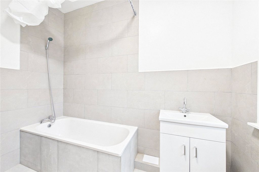 Additional image 10 of 2 bed flat to rentNewbury House, 237 Andover Road, Newbury, Berkshire RG14