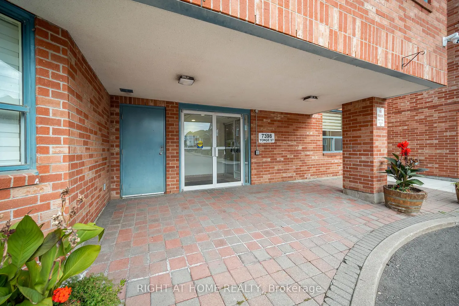 Additional image 3 of 7398 Yonge Street 107A