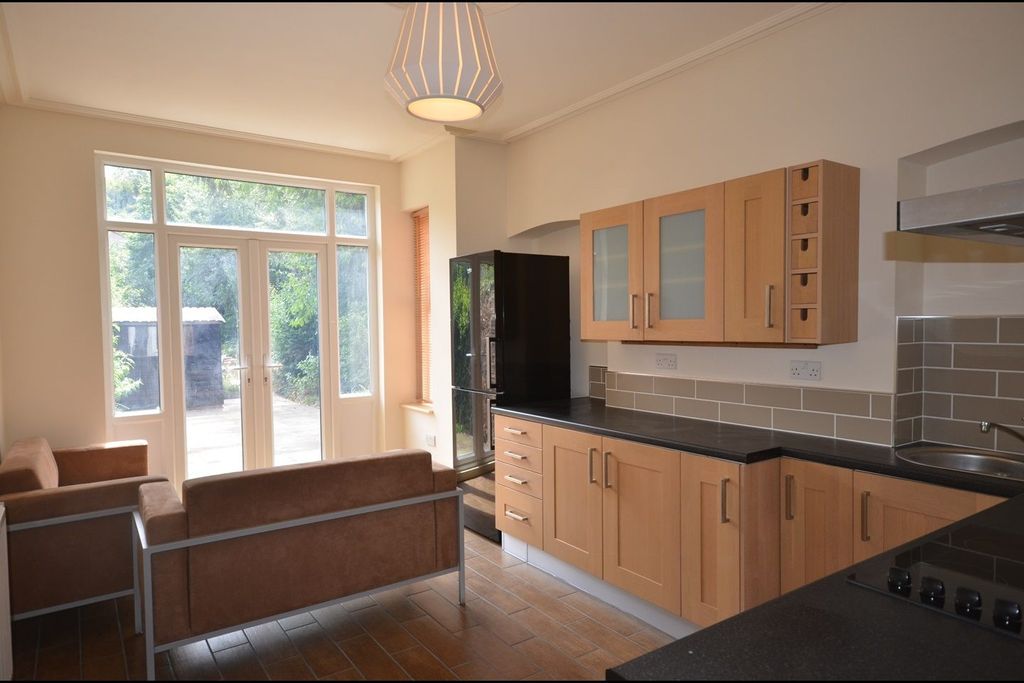 Additional image 8 of 4 bed terraced house to rentLuton, Bedfordshire LU1