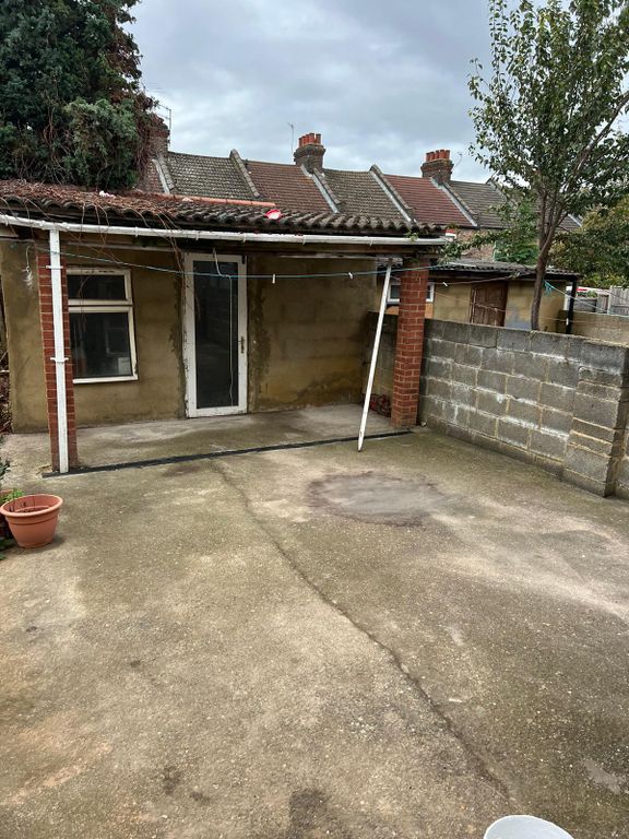 Additional image 2 of 4 bed terraced house to rentGranville Road, Luton LU1