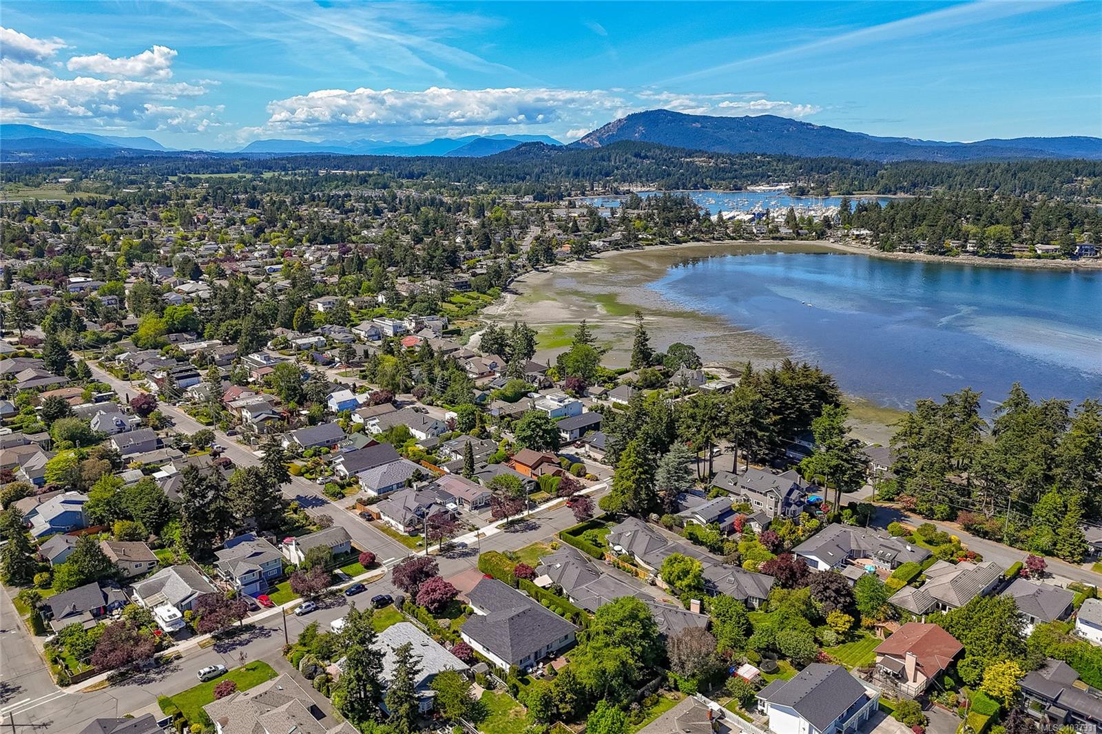 Additional image 2 of 10210 Third Street, Sidney, BC, V8L 3B9