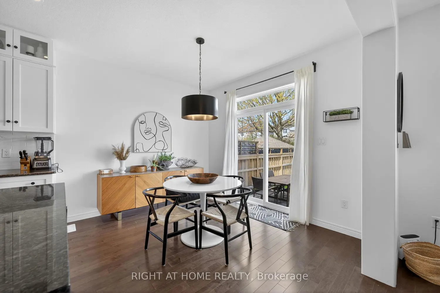 67 Ambrous Crescent photo 2