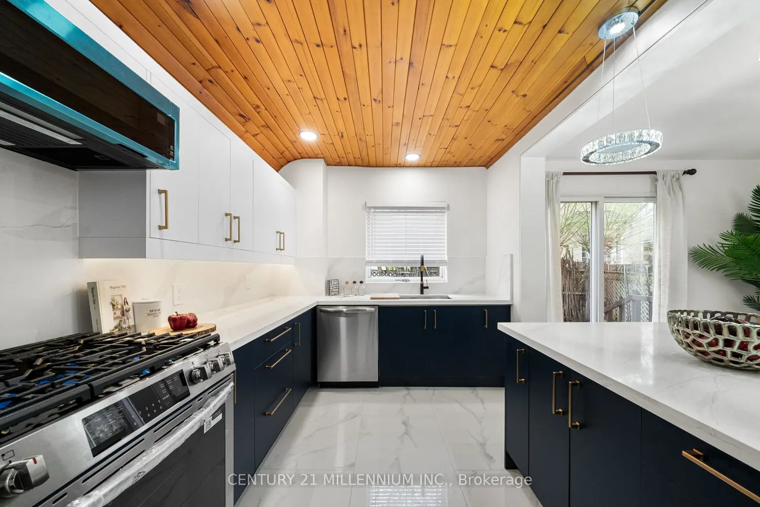 134 Helendale Avenue photo 3