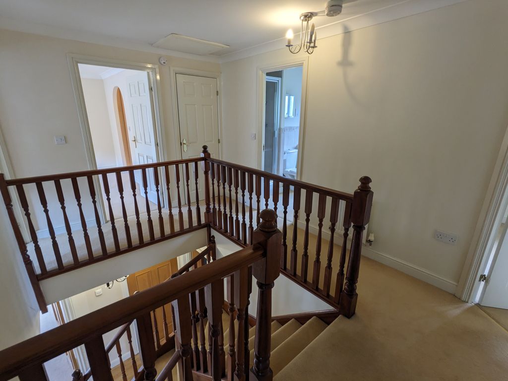Additional image 11 of 4 bed property to rentVicarage Close, Horsham RH12