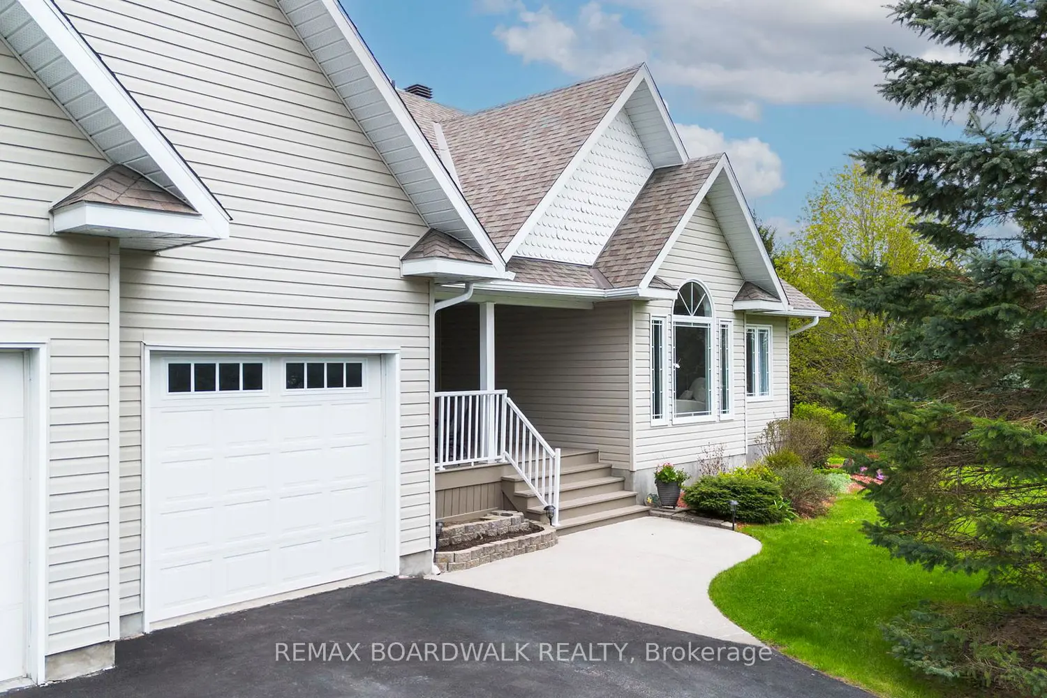127 Macpherson Way photo 2
