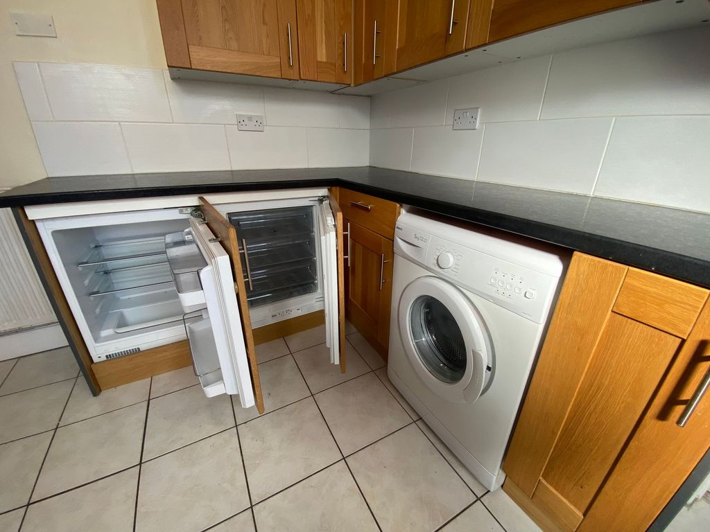 Additional image 2 of 2 bed flat to rentRisca Road, Newport NP20