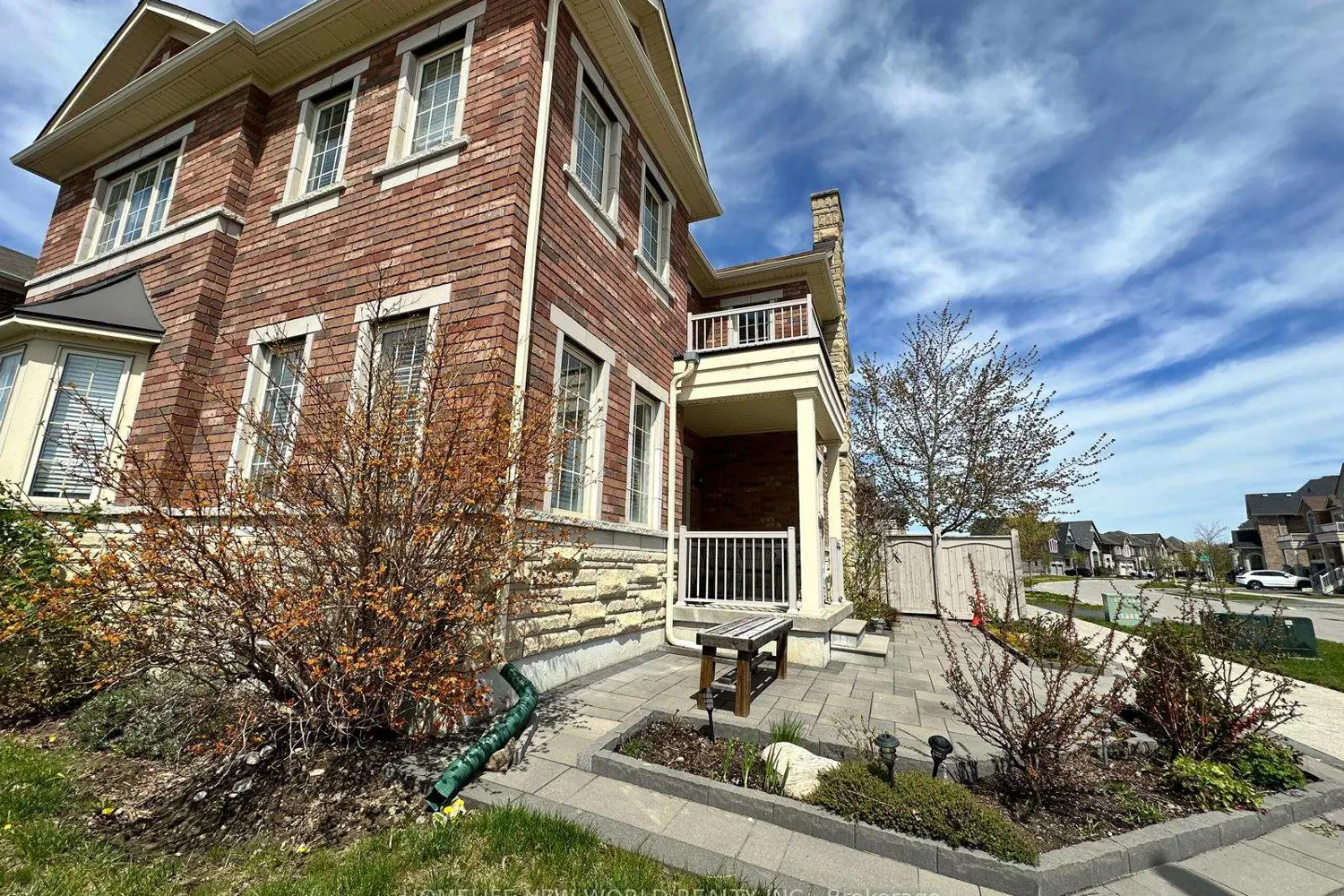 298 West Lawn Crescent photo 5
