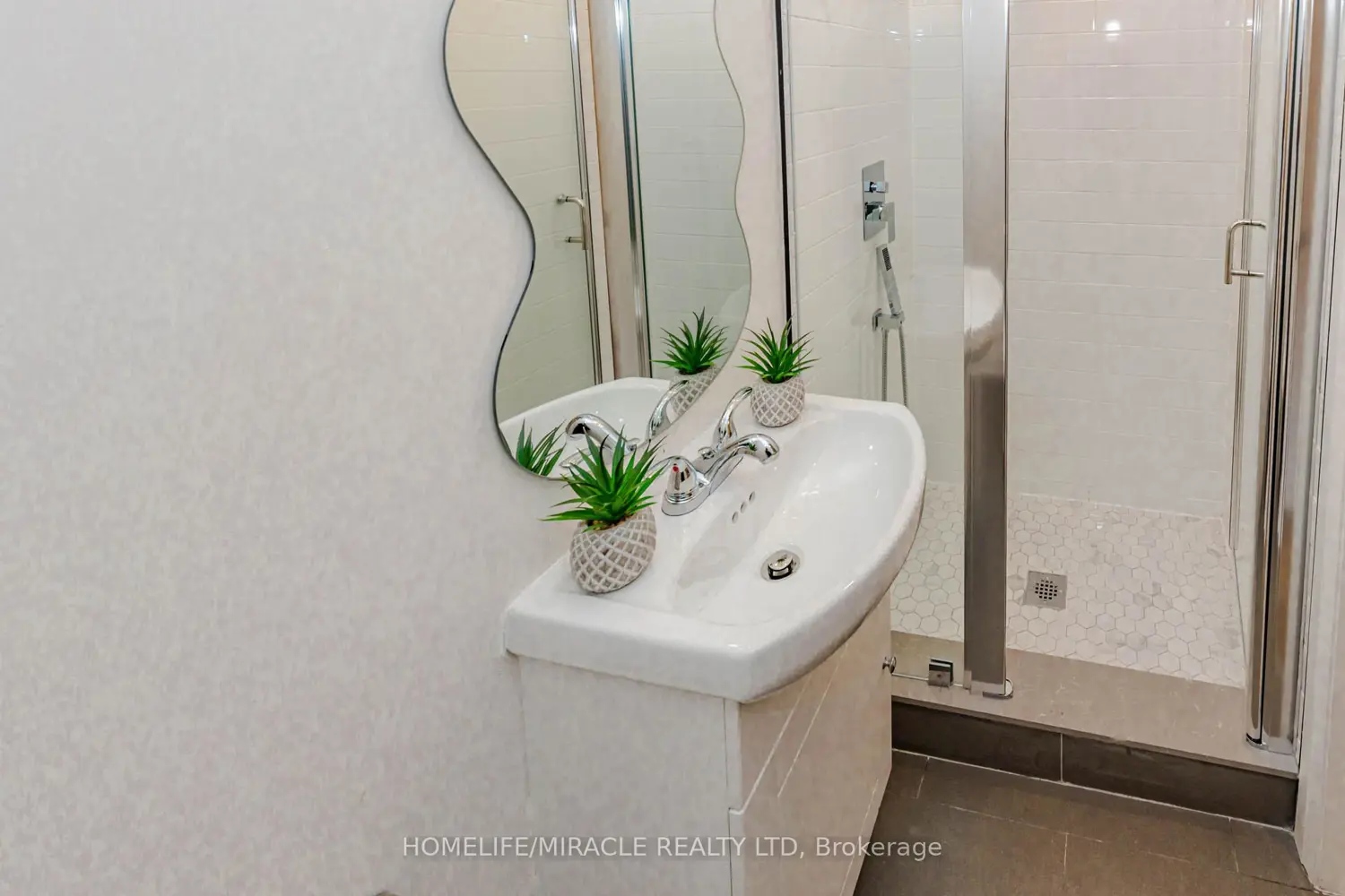 Additional image 10 of 563 Taplow Crescent