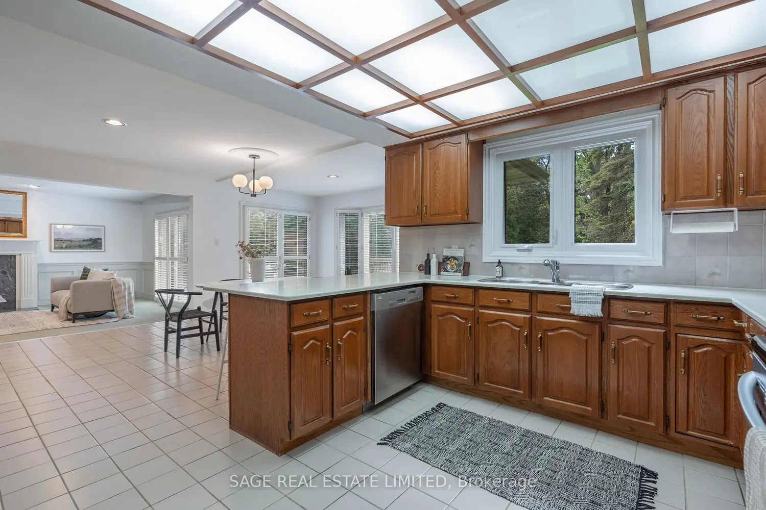 172 Burnhamthorpe Road photo 5