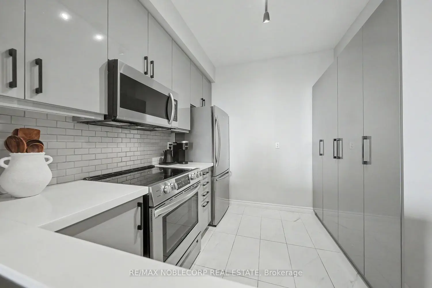 Additional image 4 of 1 Belvedere Court 709