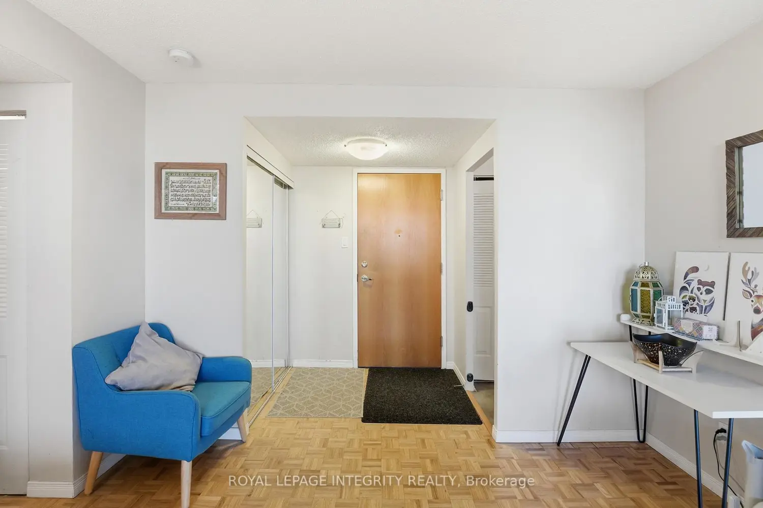 2760 Carousel Crescent 1208 photo 2