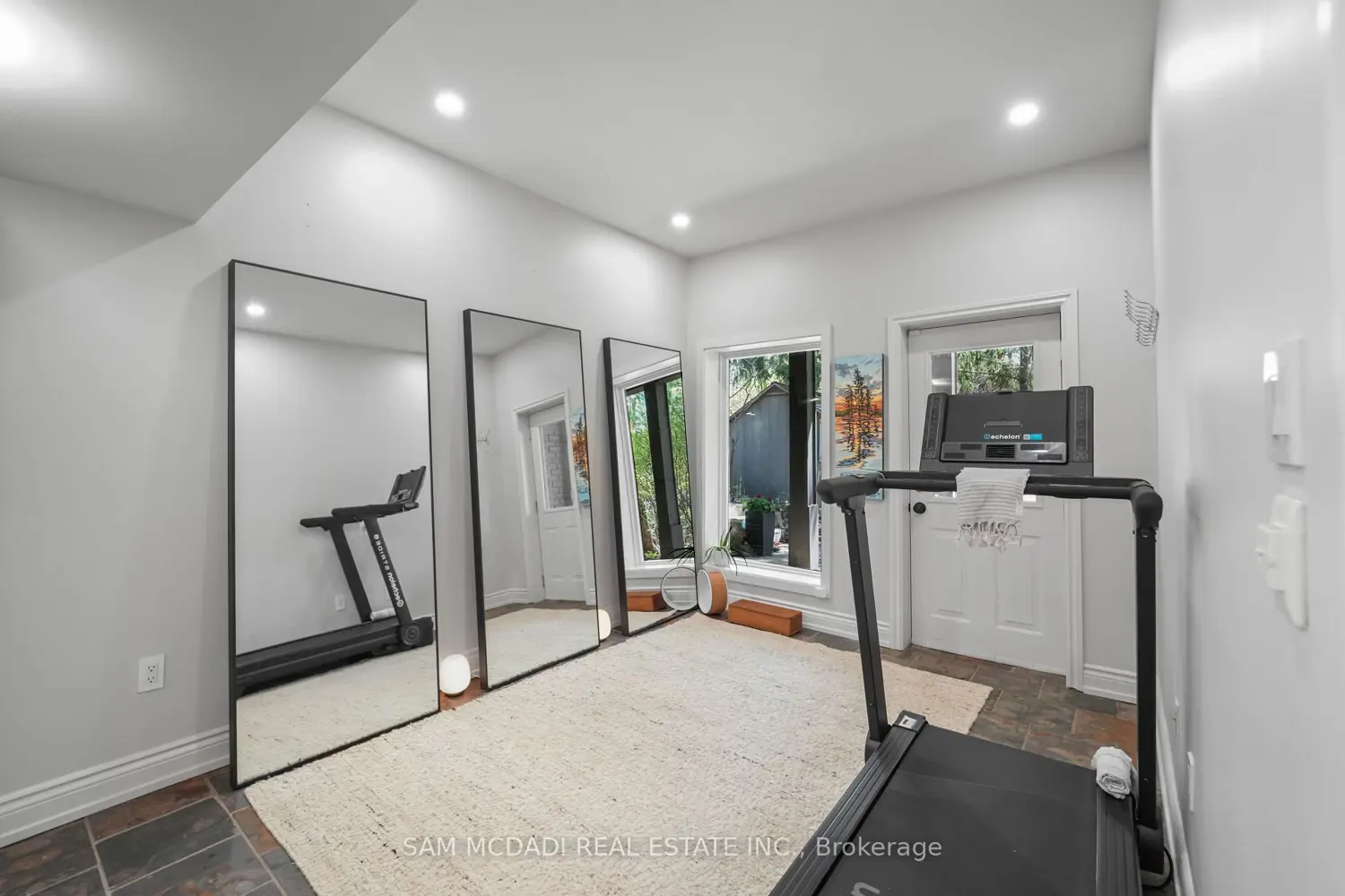 Additional image 3 of 1273 Queen Victoria Avenue