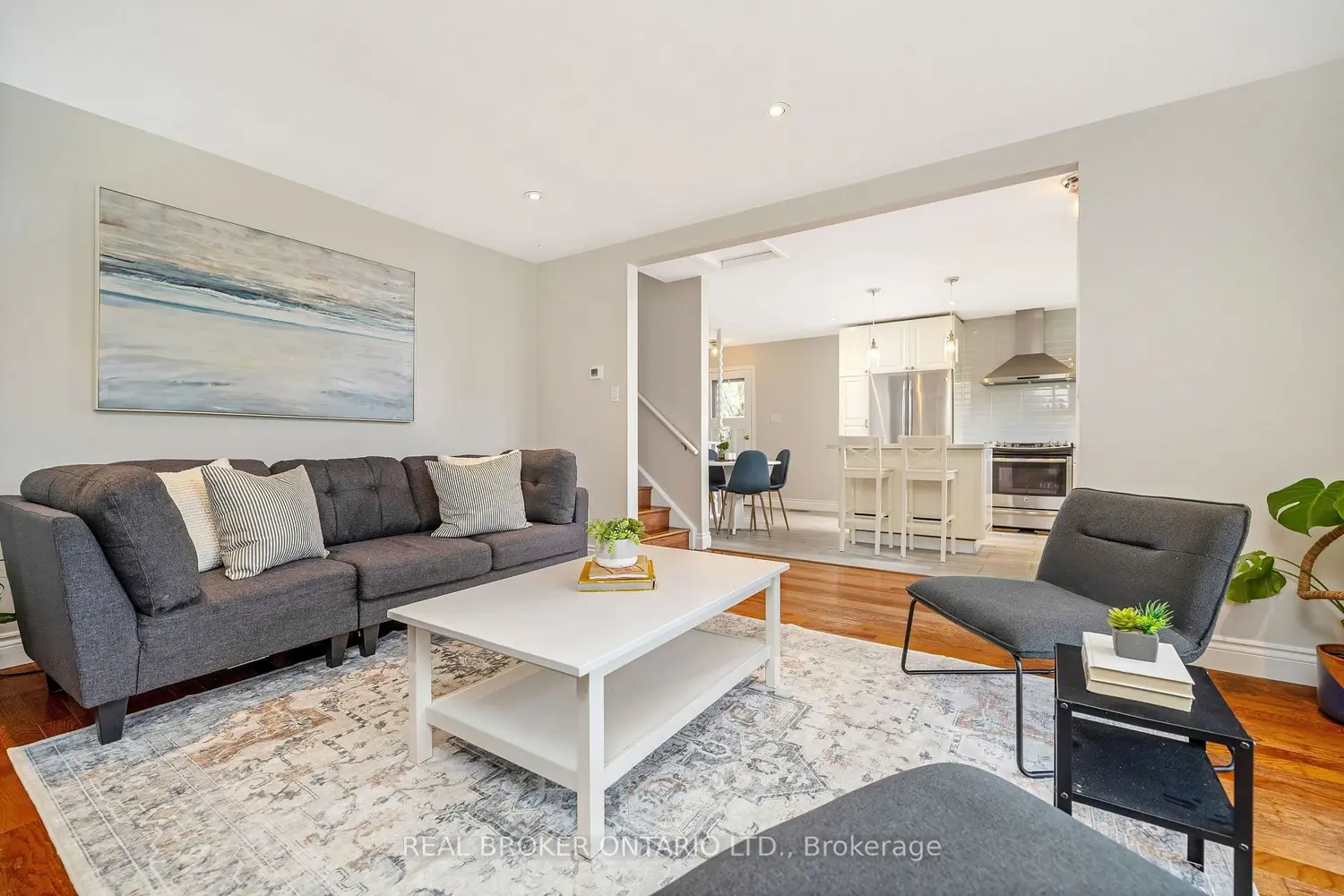 752 Mackenzie Drive photo 5