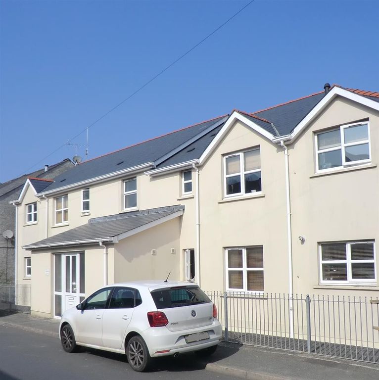 2 bed flat to rentCroft Terrace, Prospect Place, Pembroke Dock SA72