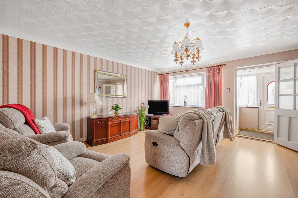 3 bed terraced house for salePoole Close, Tilehurst RG30 photo 3