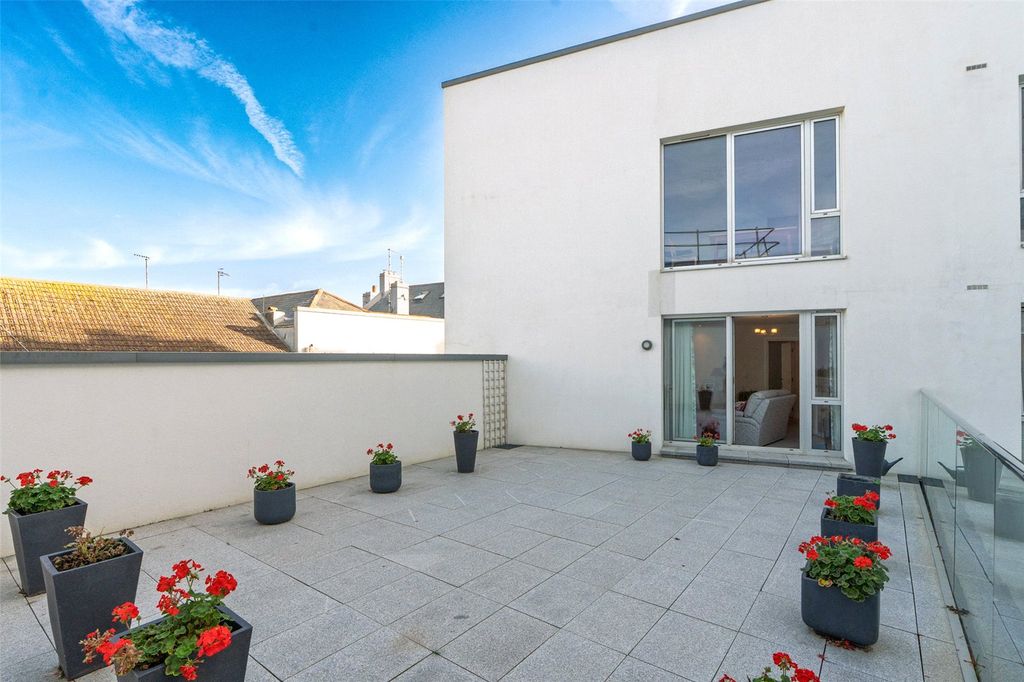 Additional image 2 of 2 bed flat to rentMarine Parade, Worthing, West Sussex BN11