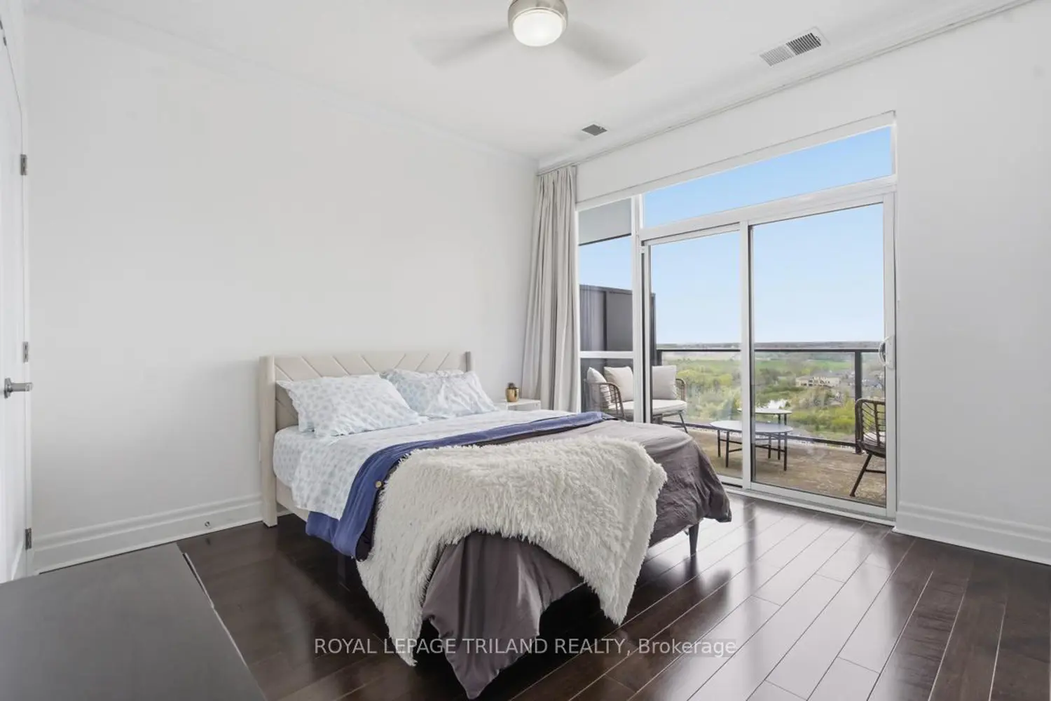 Additional image 3 of 240 Villagewalk Boulevard 1403