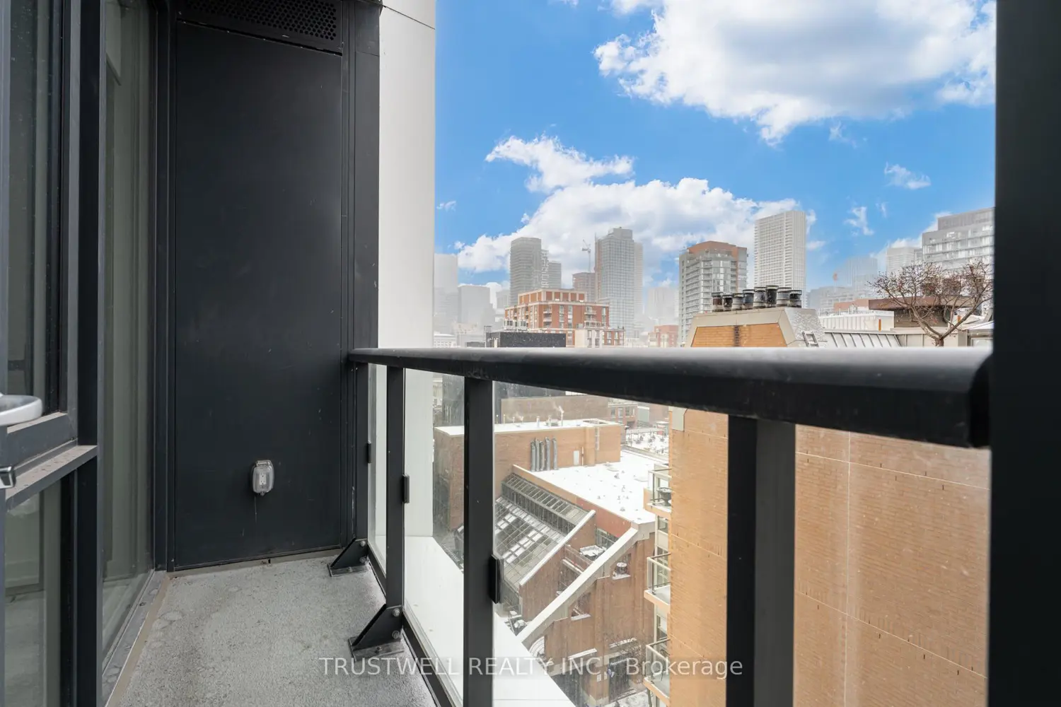 158 Front Street 1004 photo 5