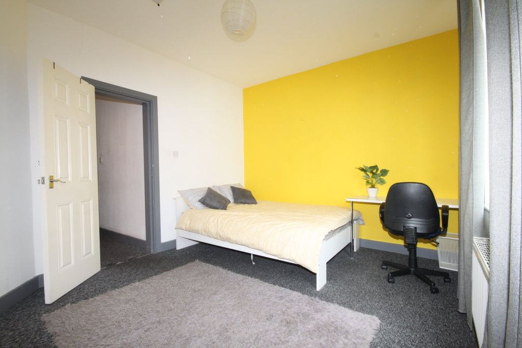 Additional image 2 of 6 bed flat to rentBrudenell Road, Hyde Park, Leeds LS6
