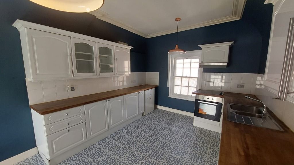 2 bed flat to rentHudson Square, Montrose DD108Ey DD10 photo 2