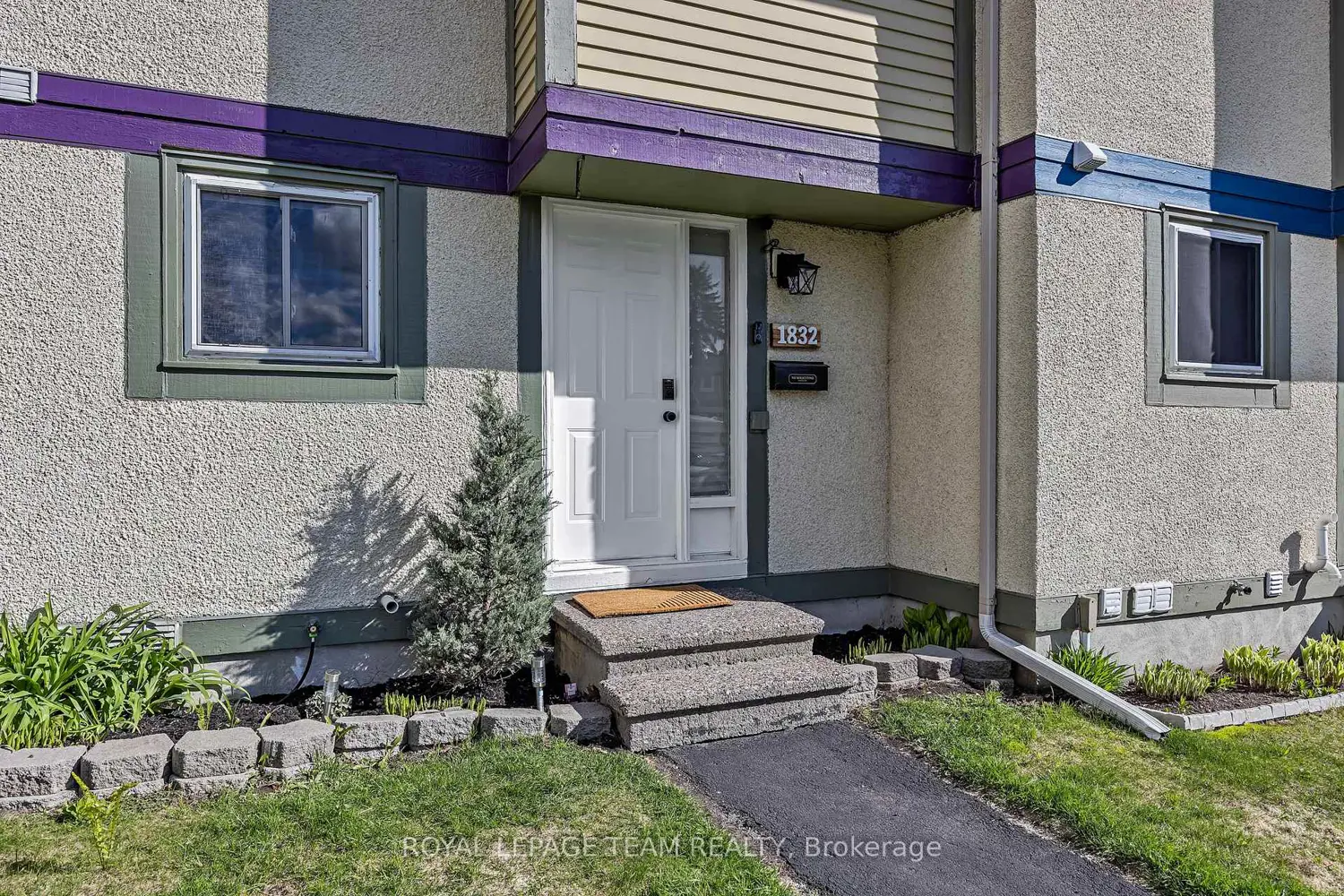 1832 Stonehenge Crescent photo 3