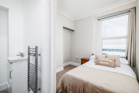 Cheltenham Place, Plymouth PL4, Room to rent