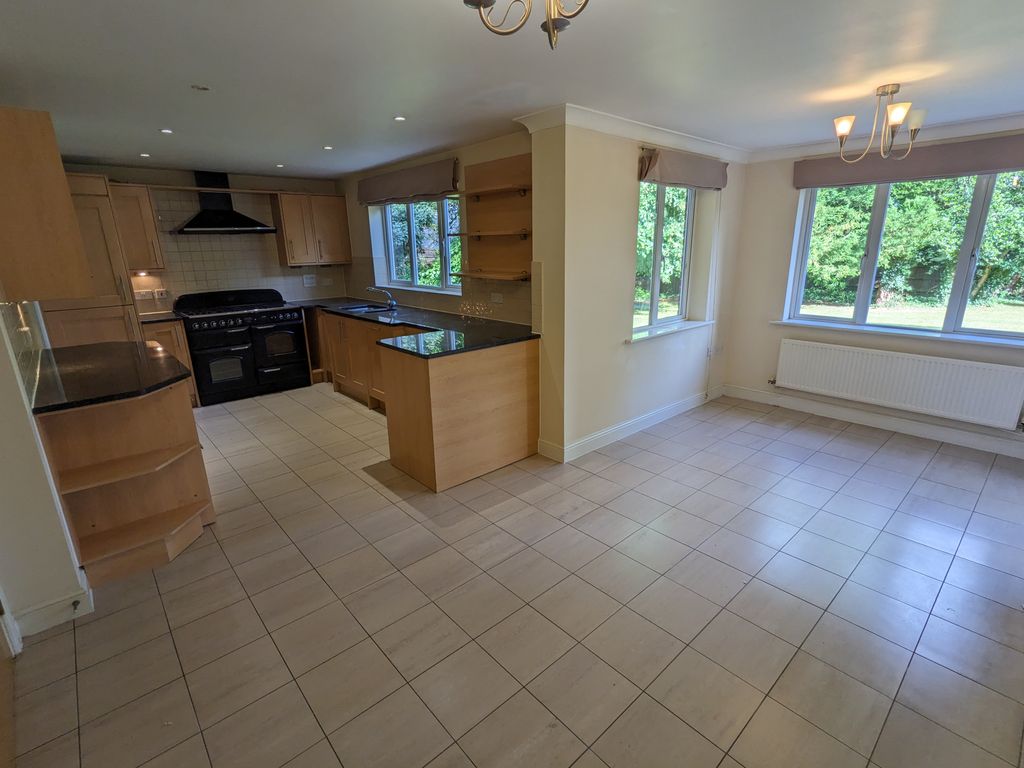 Additional image 5 of 4 bed property to rentVicarage Close, Horsham RH12