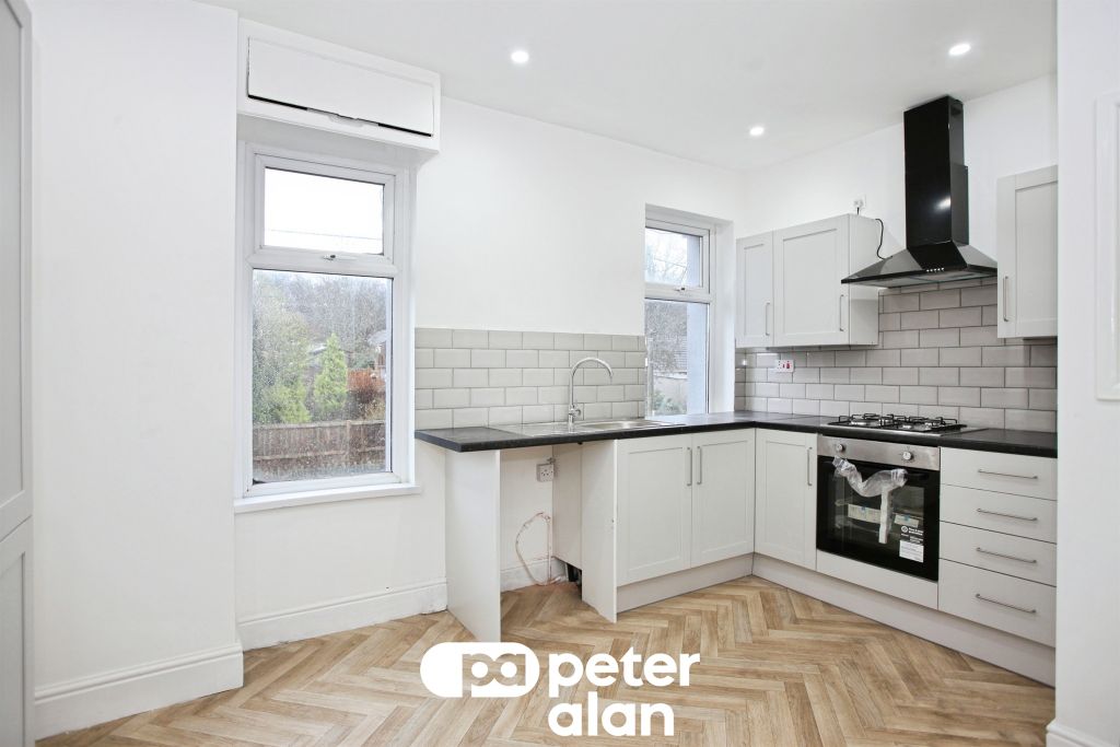 2 bed flat to rentBlackwood NP12 photo 2