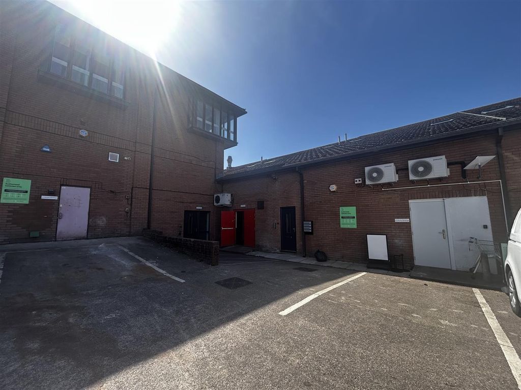 2 bed flat to rentWoodstock Way, Caldicot NP26