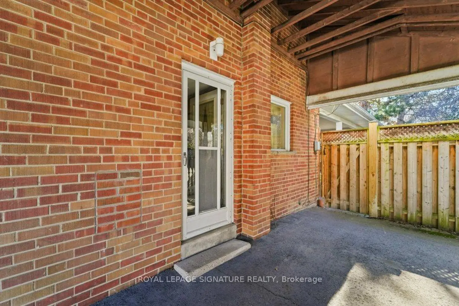 8 Underhill Drive photo 4