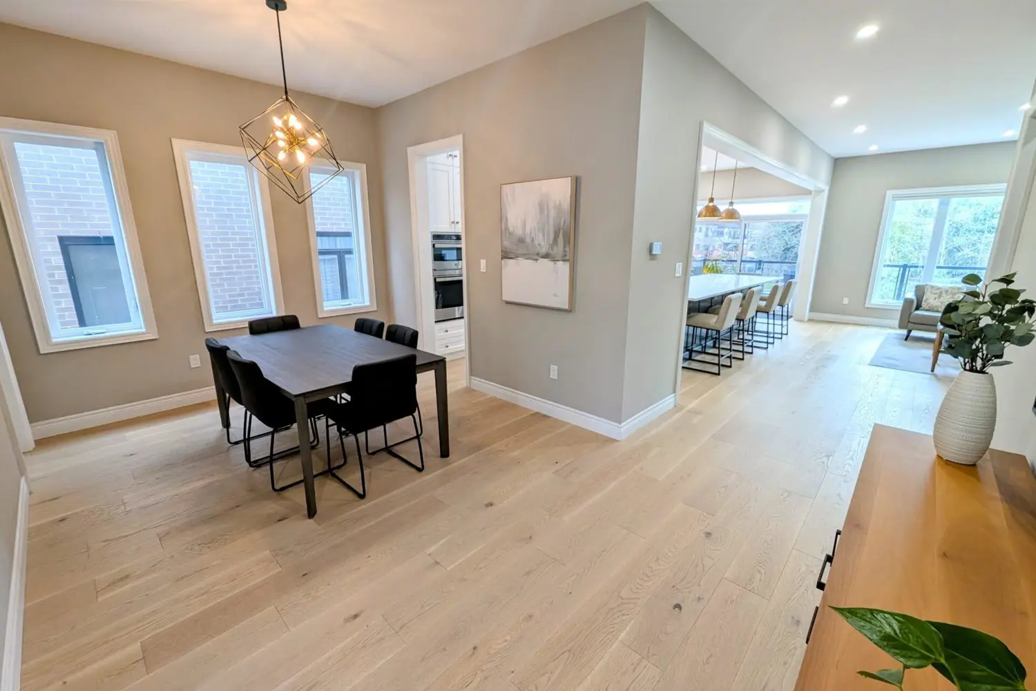 183 Ambrous Crescent photo 5