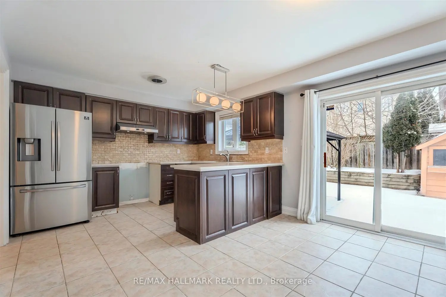 241 Featherstone Road photo 4
