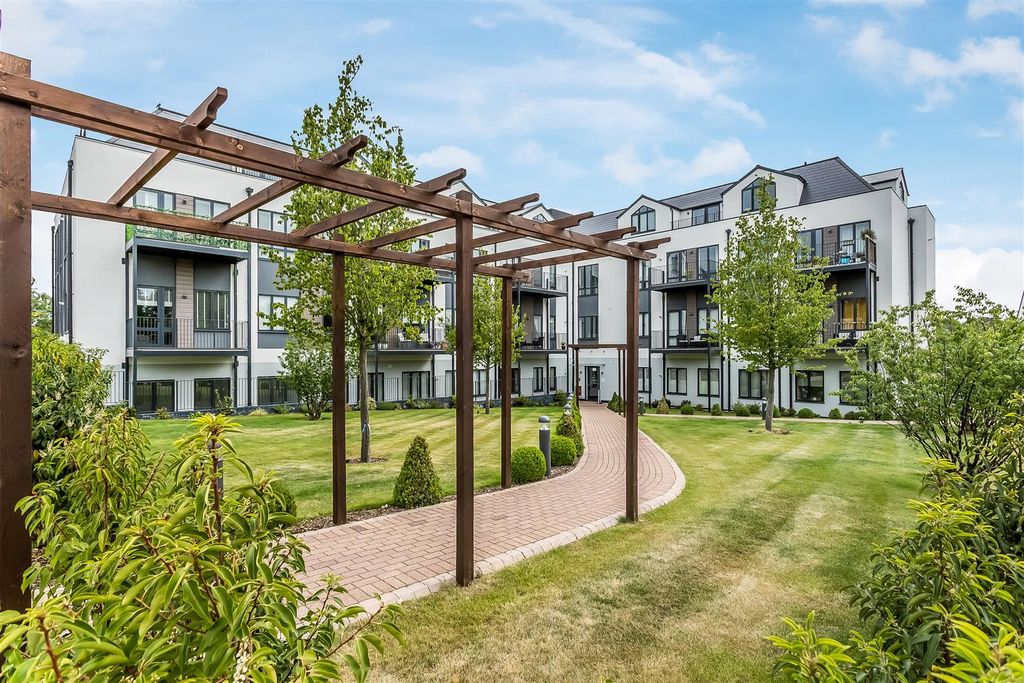 2 bed flat to rentBay Tree Avenue, Leatherhead KT22