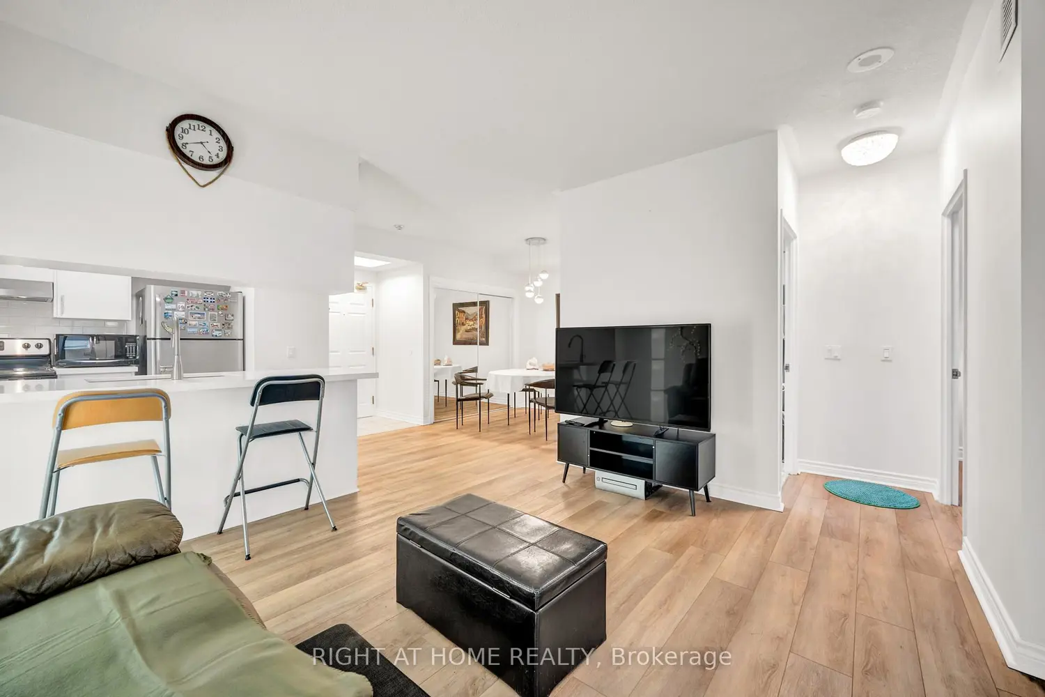 Additional image 16 of 7398 Yonge Street 107A