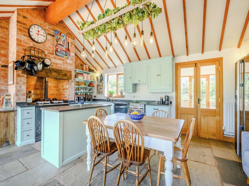 6 bed barn conversion to rentThe Learpool Barn, Gloucester Road, Welland WR13 photo 2