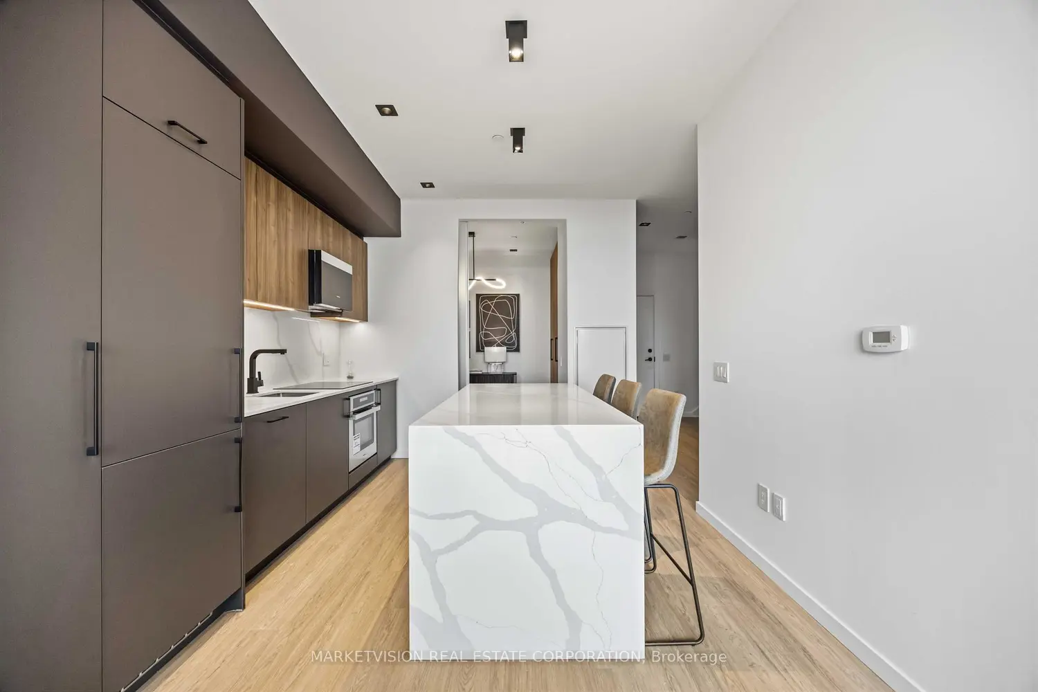 Additional image 3 of 689 The Queensway 802