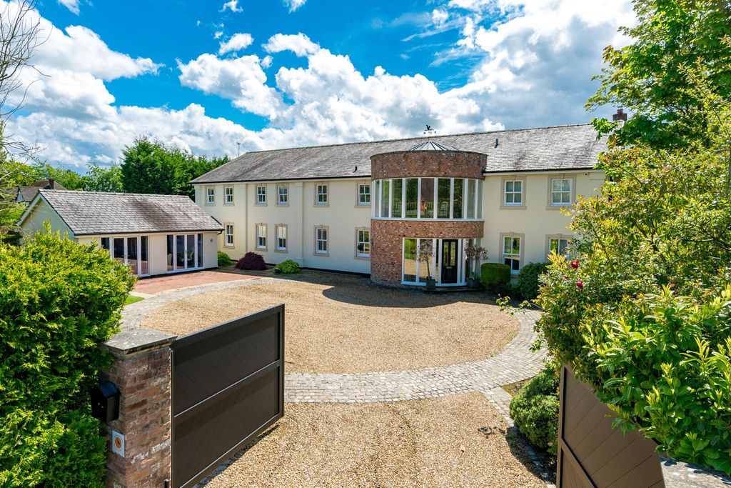 6 bed detached house for salePrestbury Road, Wilmslow, Cheshire SK9