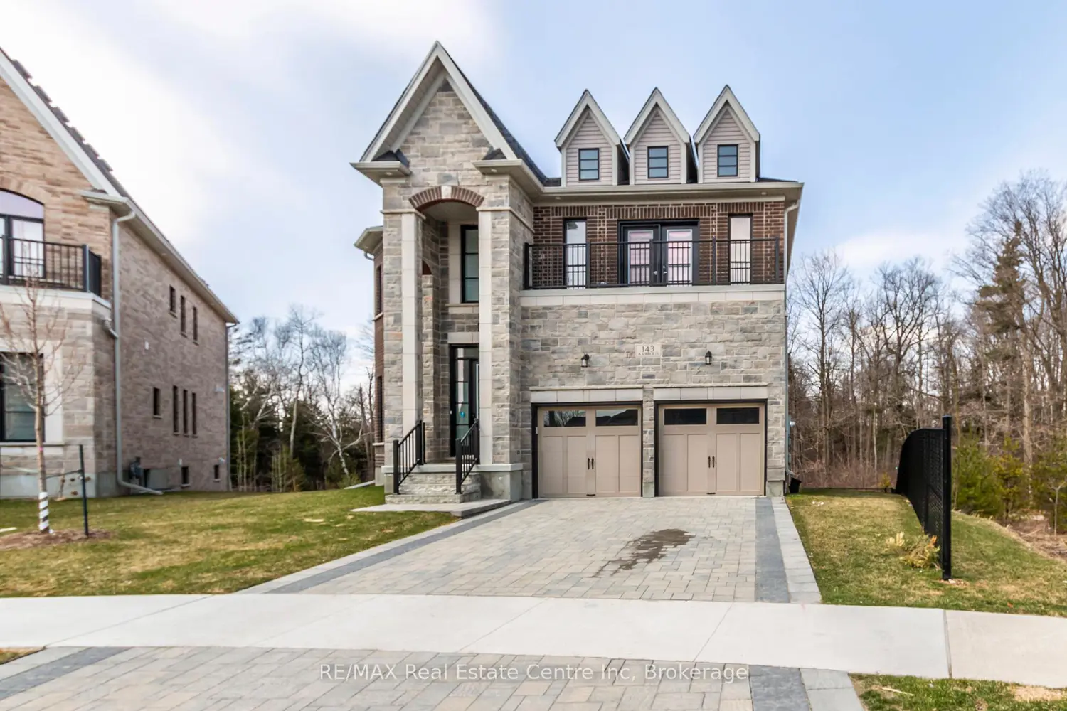 143 Ambrous Crescent