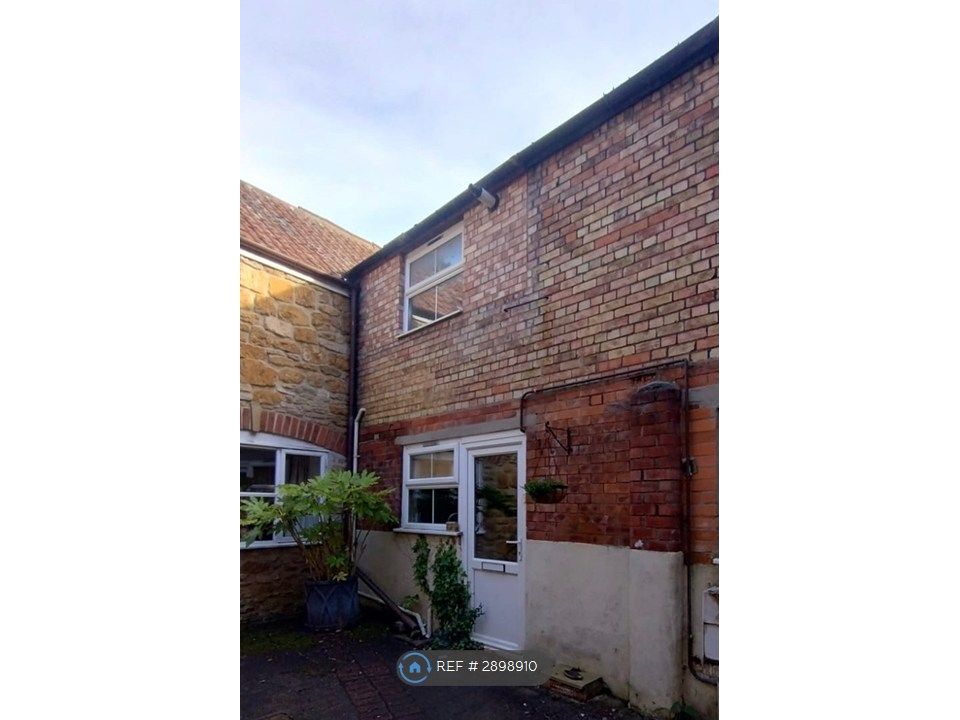3 bed flat to rentFore St, Castle Cary BA7 photo 2