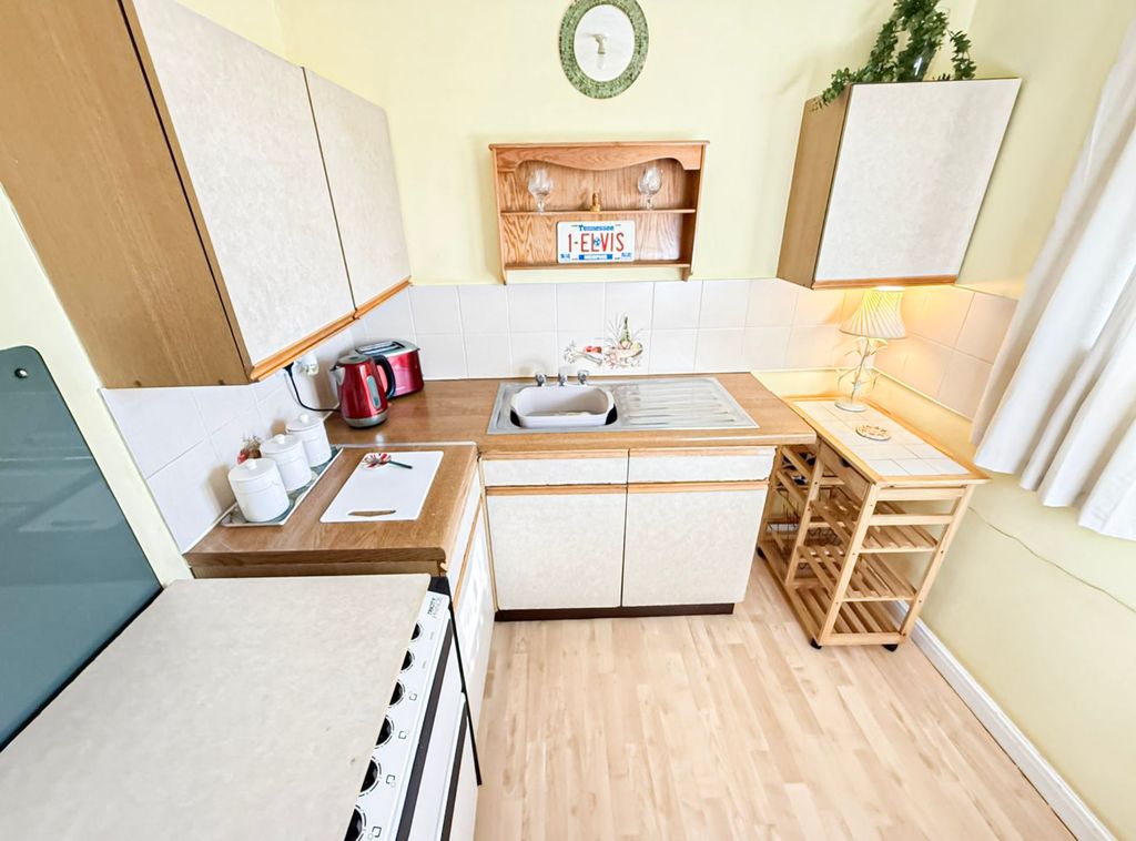 2 bed flat for saleWell Lane, Greasby CH49 photo 2