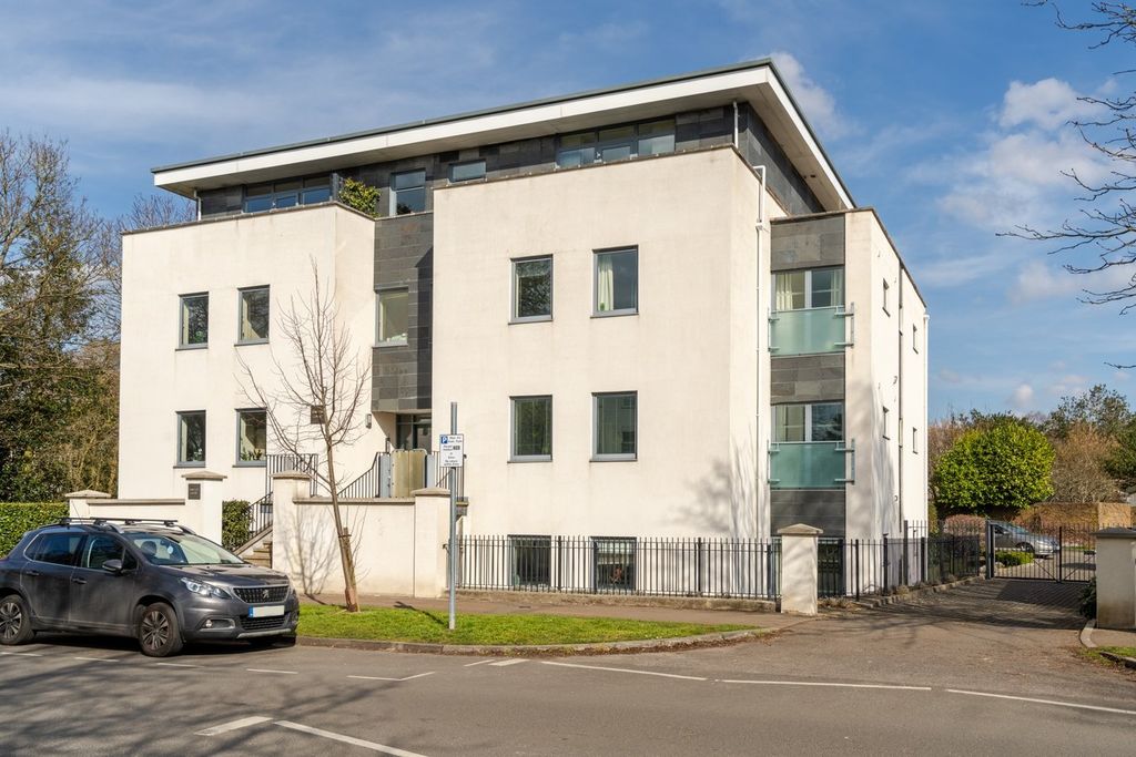 2 bed flat for saleHartley Court, Pittville Circus Road, Pittville, Cheltenham GL52