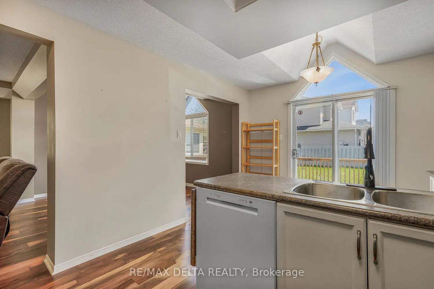 2218 Cecile Crescent photo 3