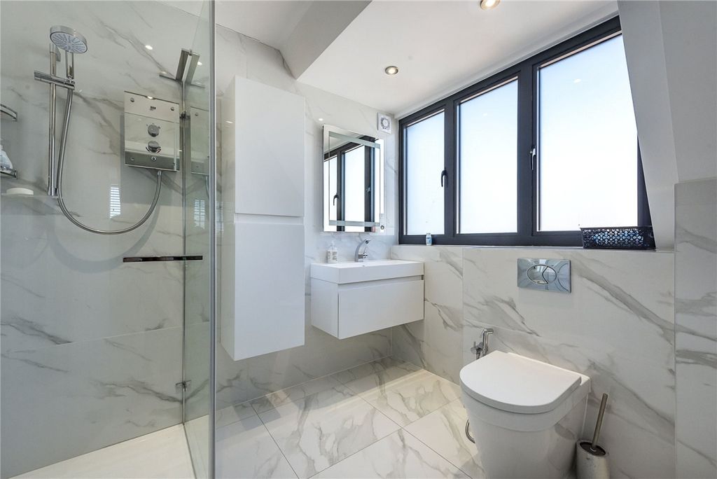 Additional image 9 of 6 bed detached house to rentGaviots Way, Gerrards Cross SL9