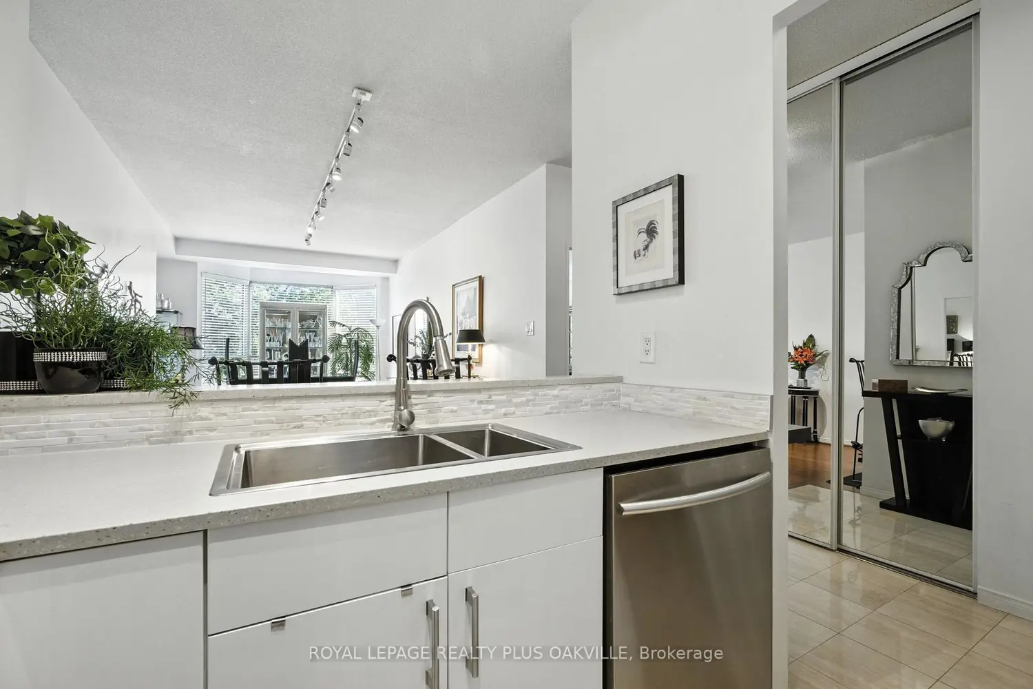 2511 Lakeshore Road 207