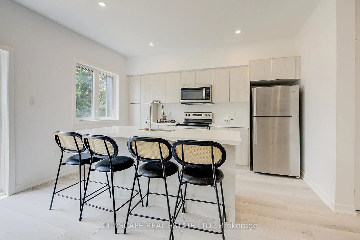 Additional image 9 of 416 Dundas Street 13
