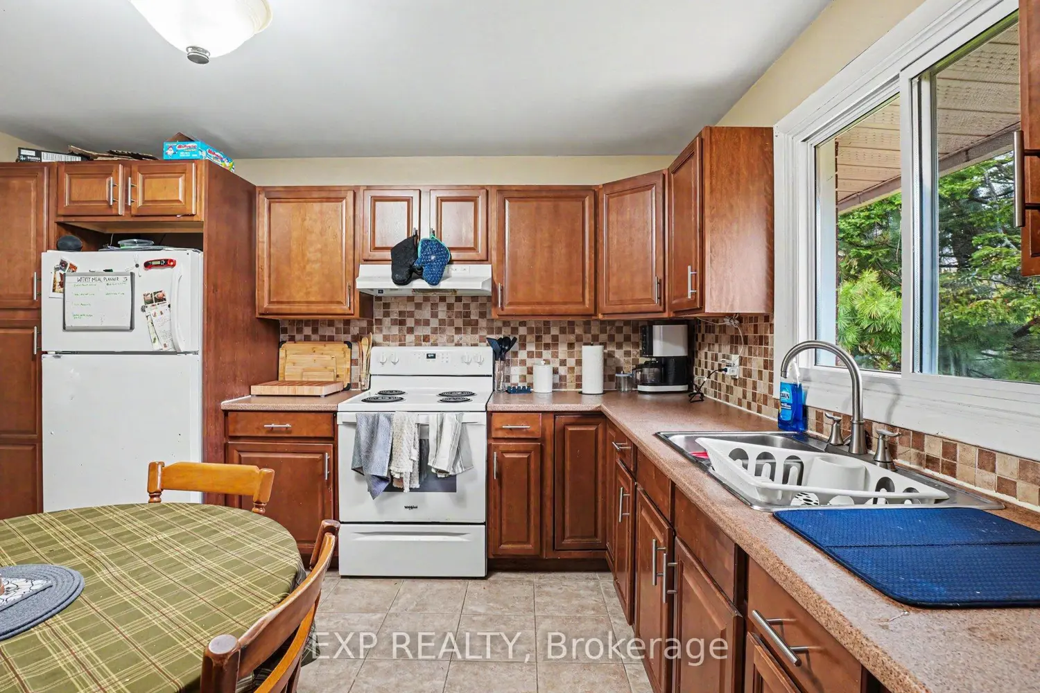 885 Pinewood Crescent photo 2